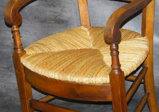 REMPAILLAGE Votre artisan rempailleur réalise le rempaillage de vos chaises, fauteuils, bancs, tabourets, tables basses, etc…